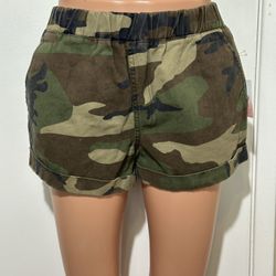 Forever 21 Women’s Camo Shorts Size Small