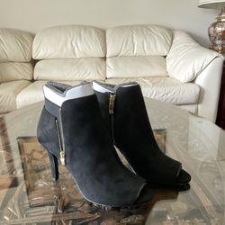 Liz Claiborne Shootie Size 7