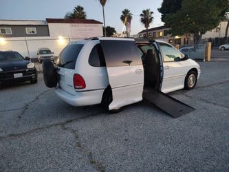 1996 CHRYSLER TOWN AND COUNTRY HANDICAP MINIVAN