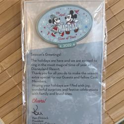 Disney Cast Member 2022 Holiday Pin