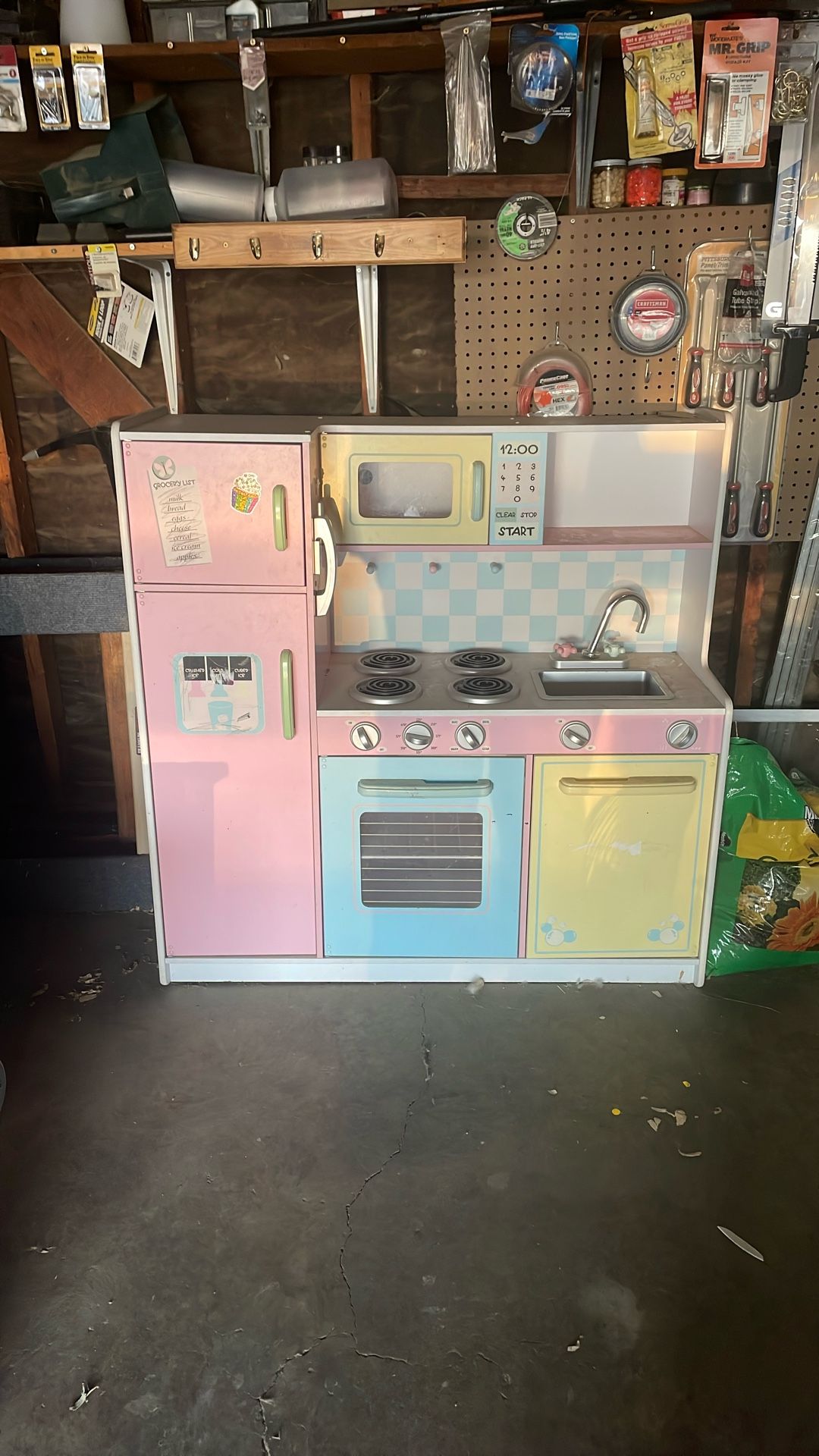 Play Kitchen .