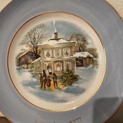 Christmas Plate Carollers in the Snow 5th Edition. Box 1977  8 7/8" Vintage AVON