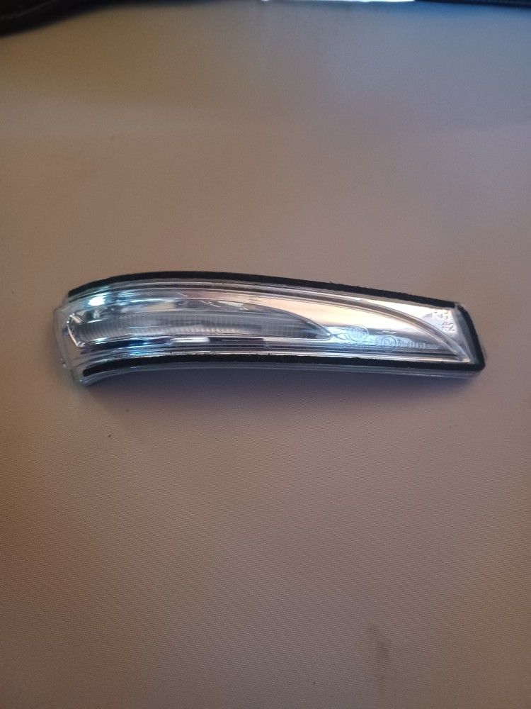 (Gently Used) OME, Right passenger Side Mirror Signal Assembly. Asking $12 (Shipping Available)