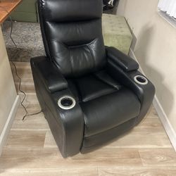 Black Leather Electric Lazy boy Recliner (Excellent Condition)