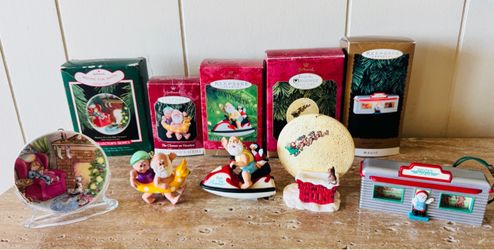 Hallmark Keepsake Santa Claus Themed Ornaments lot of 5, 1(contact info removed)