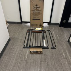 $25 #0320 (37” Tall X 30-42” Wide) Regalo Decorative Safety gate For Dog Or Baby Or Toddler / Pressure Mounted 