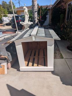One extra large custom-made dog house shinger roof, guarantino leak lifted from the ground