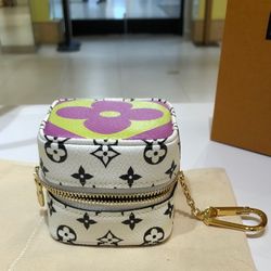 Louis Vuitton Cube coin purse Limited Edition Colored Monogram Giant for  Sale in Pico Rivera, CA - OfferUp