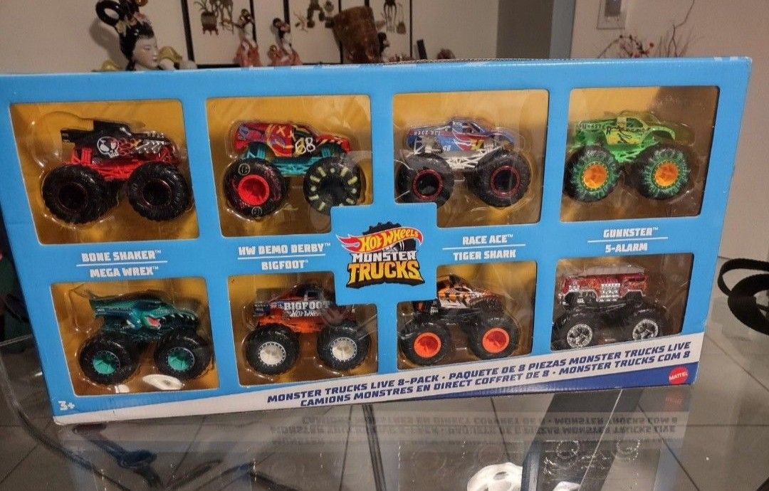 Hot Wheels -Monster Trucks, Set of 8 die-cast Toy Vehicles in The 1:64 Scale with Hero Figures and Fans' Favourite Figures from Monster Trucks.