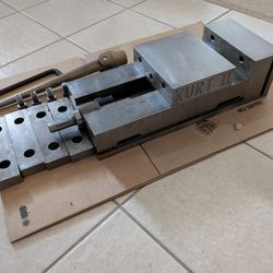 Kurt Machinists Single Station Vise 8"