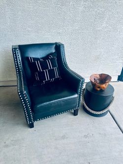 Black leather chair, excellent condition!