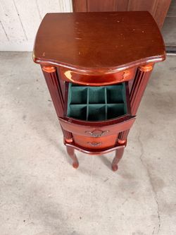 Jewelry standing box