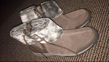 Ladies shoes size 91/2 water resistant leathers