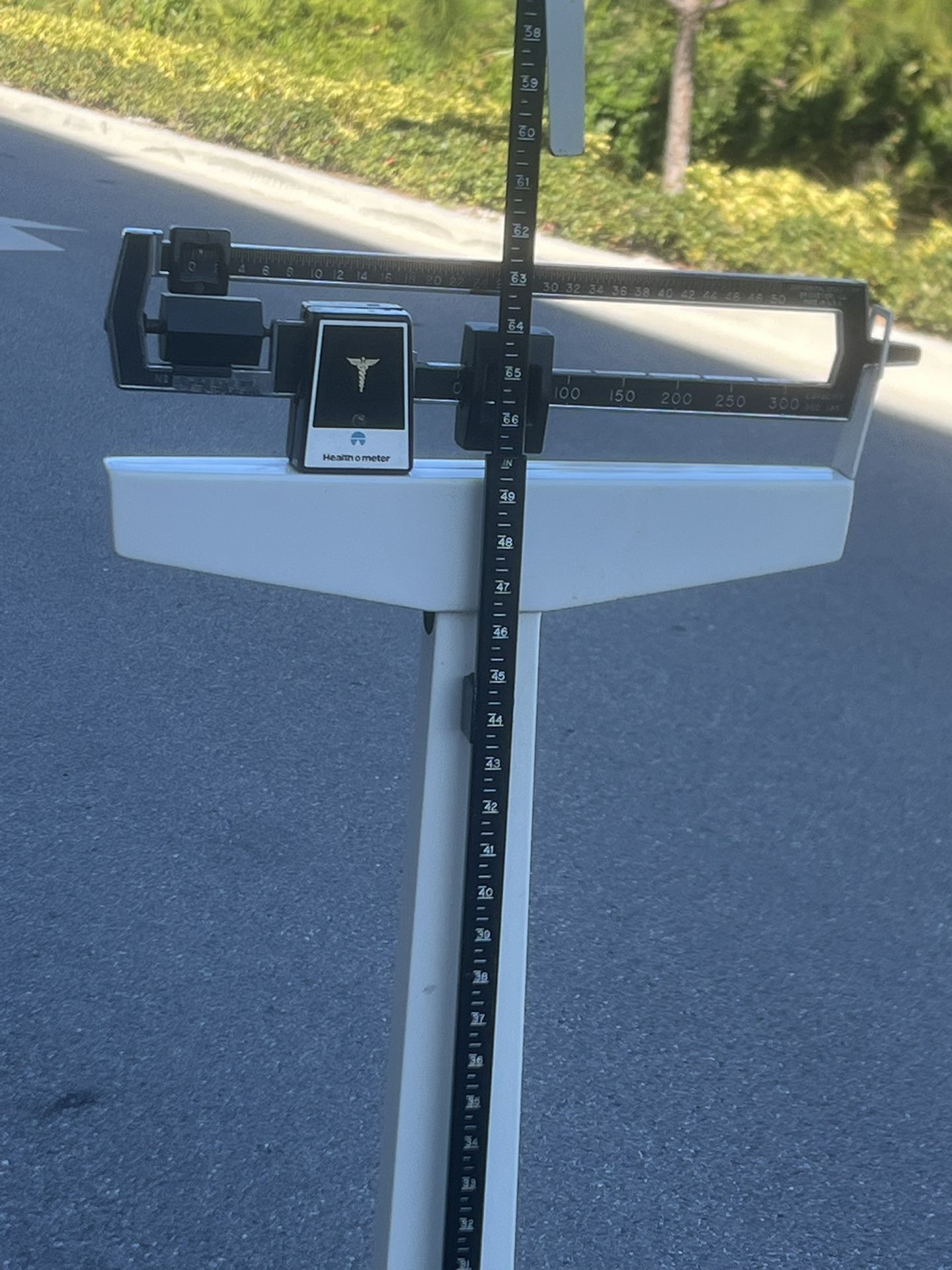VTG HEALTH O METER Doctor's Scale Office Style Weight 350lbs Hight Measure. Used in good condition with small minor cosmetic blemishes. There blemish