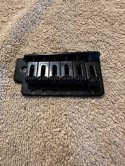Electric guitar Black tremolo bridge top with saddles