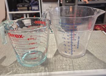 2 Measuring Cups
