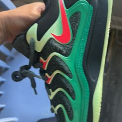 Basketball shoes