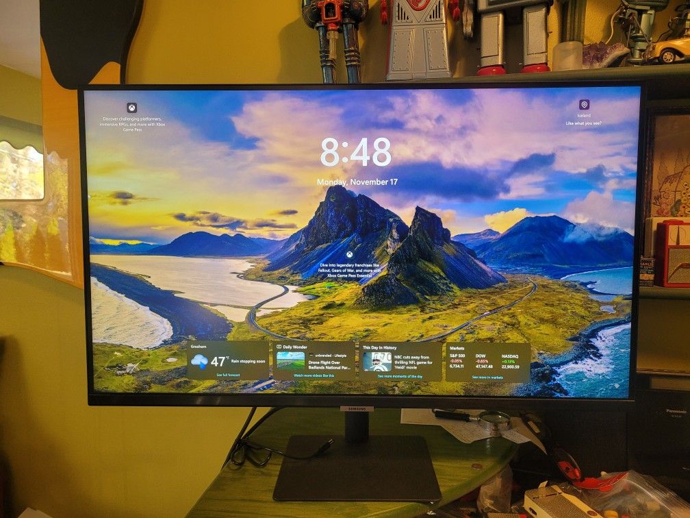 Samsung S32AM702UNXZA 32-in Monitor 4k UHD (Built in Speakers)