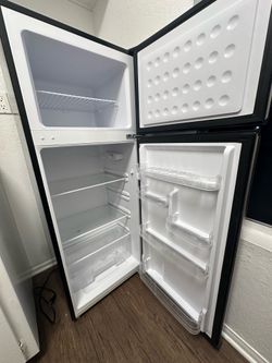 Frigidaire 7.5 Cu Ft Refrigerator w/ Freezer – Excellent Condition
