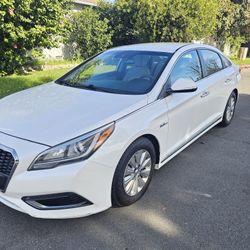 2016 Hyundai Sonata Hybrid SE – Clean & Fuel Efficient!