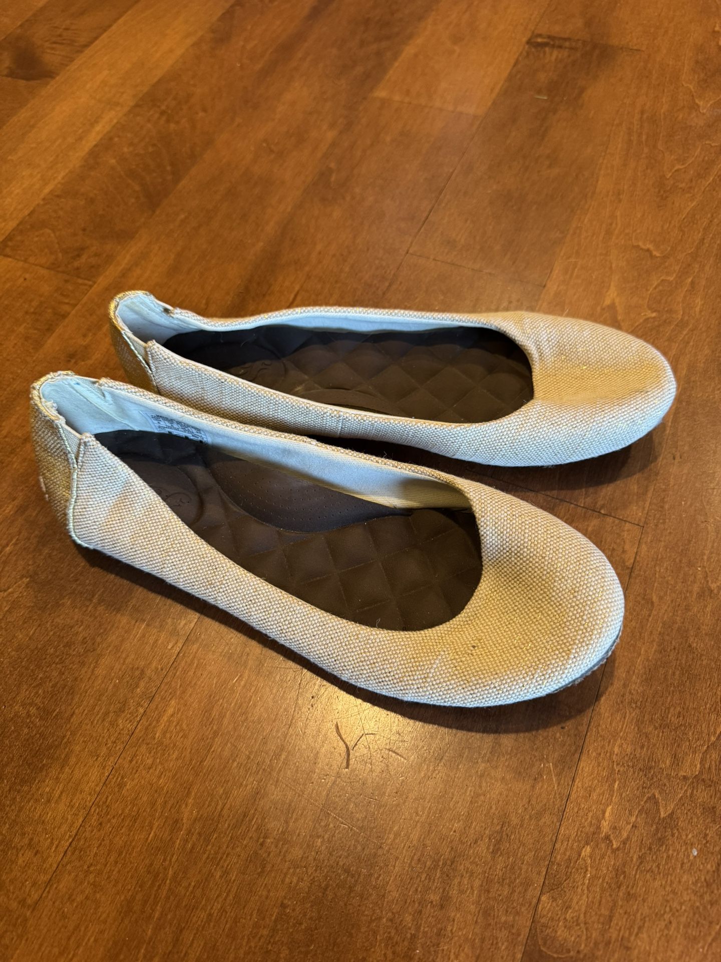 Women’s reef flats size 8, shipping available