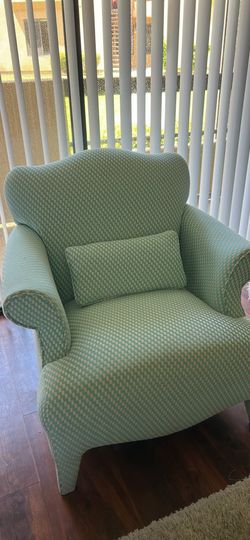 Accent Chair with 3 Matching Pillows – Excellent Condition