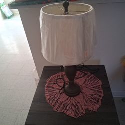 Lámparas En Venta Con Las Mesitas Con Las Tres