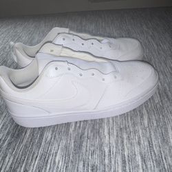 Women’s 8 Nike Court Shoes 