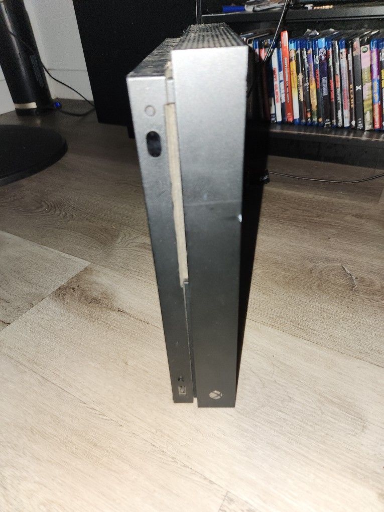 Xbox One X 1 Tb NOT THE SERIES X THIS IS THE OLD ONE BEFPRE THE SERIES X