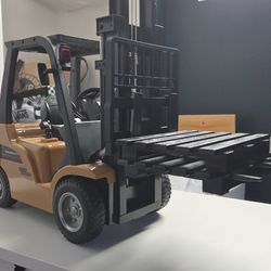 Remote Control Forklift - Adjustable forks!