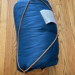 It is a sleeping bag of the Embark brand. • Temperature rating: The bottom clearly indicates 50^{\circ} +. This means its rated temperature is above 5