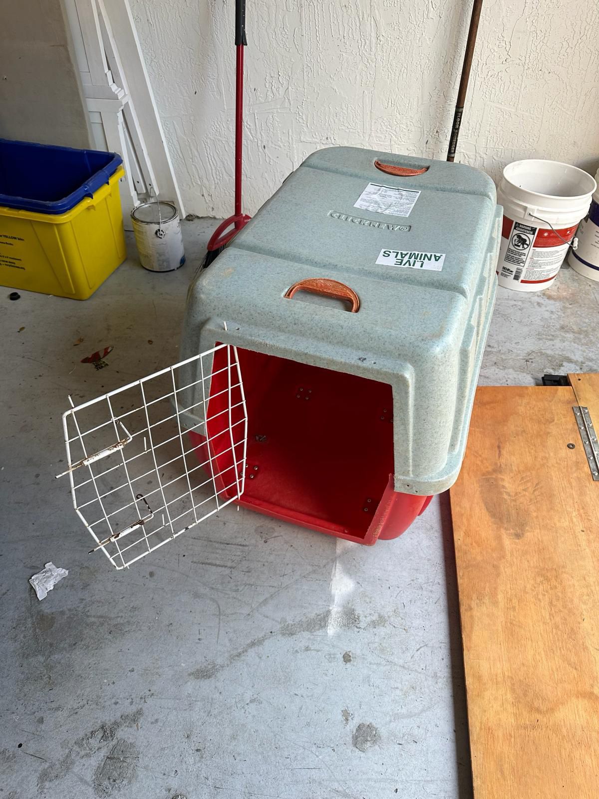 Large travel kennel for M/L dogs 