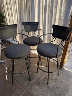 Tall chairs / bar stool