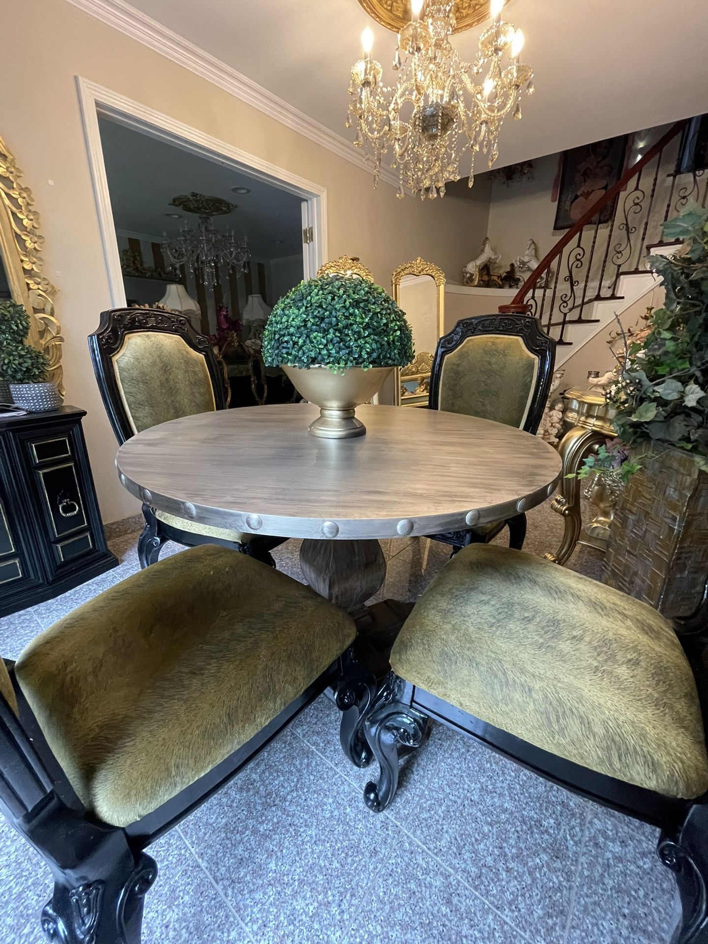 Very beautiful gorgeous dining set 4 chairs End Table matching with the console