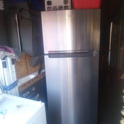 Whirlpool Refrigerator;  Can Deliver Merced Local Areas