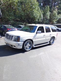 2003 Cadillac Escalade runs and drives great on airbags front has leak in the line 150k miles