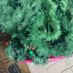 Gias $4.00 Unas Tienen Luces Coronas $3.00 Las Coronas No Tienen Decoracion 