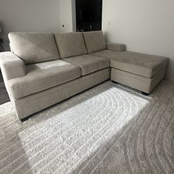 Modern sectional sofa with reversible chaise