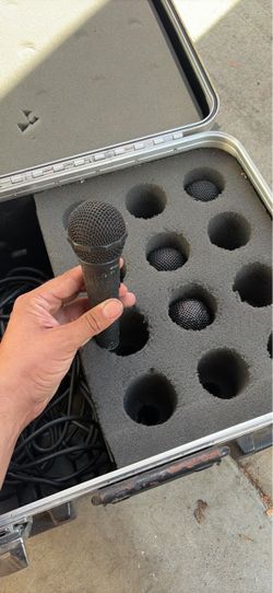 Dynamic Handheld Microphone with Road Case