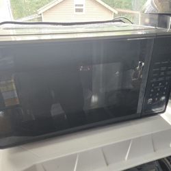 Mainstays 0.7 Cu ft Microwave Oven, 700 Watts, Black