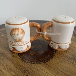 Vintage Road Runner Card Co San Diego Cup Salt and Pepper shakers