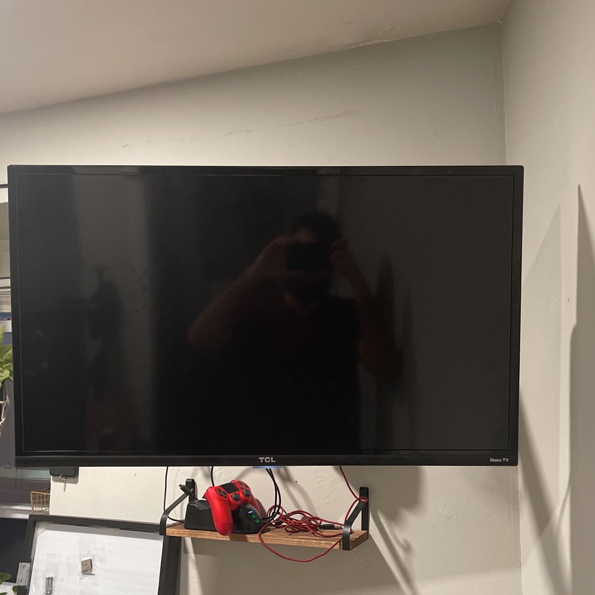 32 Inch TCL Roku Tv With Full Pivot Wall Mount  120$  Or Best Offer.