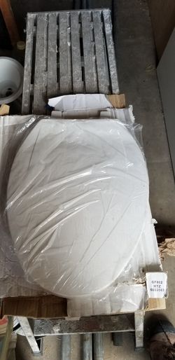 TOILET SEAT WHITE 14" w X 17 1/2 deep