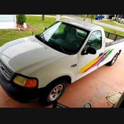 Truck f150 with bed cover,  lift in the back,  great on gas... 236.000