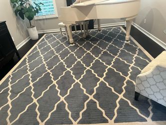 10' x 13' Area Rug – Excellent Condition