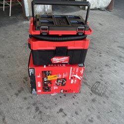 Milwaukee M18 FUEL PACKOUT 18-Volt Lithium-Ion Cordless 2.5 Gal. Wet/Dry Vacuum (Vacuum-Only)