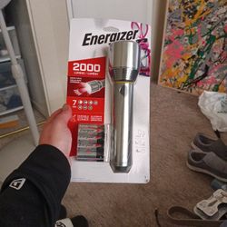 Energizer flashlight (2000 Lumens) Comes W/batteries.