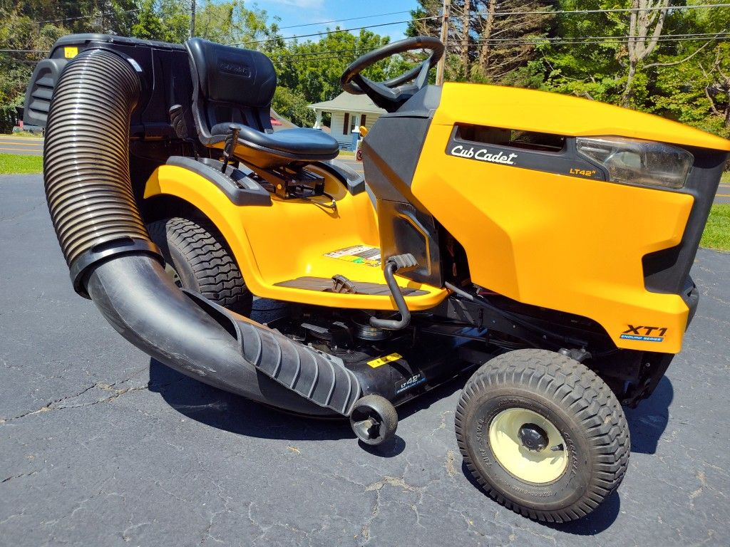 Cub Cadet Riding Lawnmower 42-in Mower