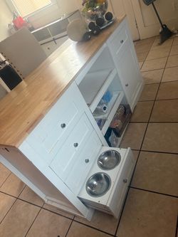 Portable kitchen island with chairs