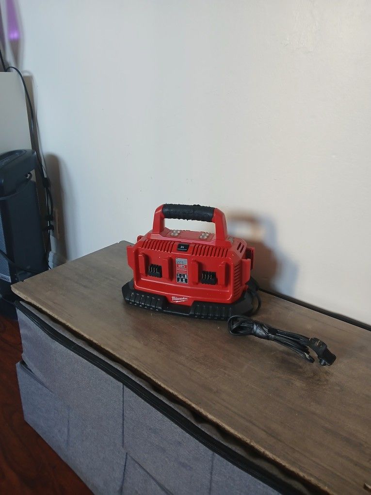 Cargador Milwaukee De 6 Vaterias